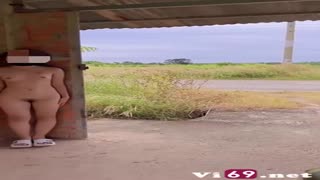 Em-gái-genz-có-sở-thích-cởi-đồ-phô-dâm-nơi-công-cộng