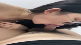 Em gái đeo kính cùng công ty trừ nợ