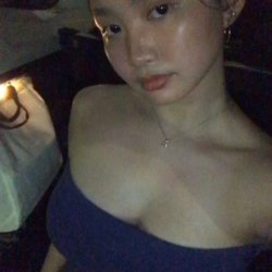 Chinese beauty enjoys discreet affair