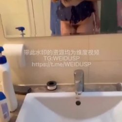 Pretty Chinese Girlfriend Fucked in Bathroom and Jizzed in Mouth