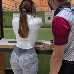 王溪越 - What food are Chinese girls eating?