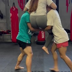 王溪越 - What food are Chinese girls eating?