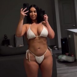 Thick Chinese/Irish slut Raynesworld