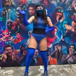 Thais bem safadinha na rua😻😋todos vendo seu corpinho rebolando