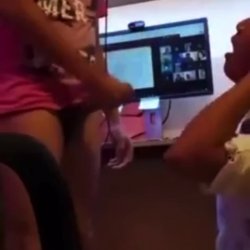 Irmã Perdeu aposta no vídeo game é acabou chupando a piroca irmão