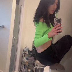 Twitch Streamer Lo3tus rubs her pussy on the door